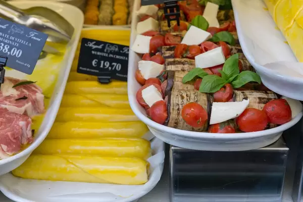 Auberginen Röllchen mit Tomaten und Mozzarella in Rom, Italien