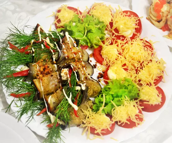 Auberginenröllchen mit Tomaten