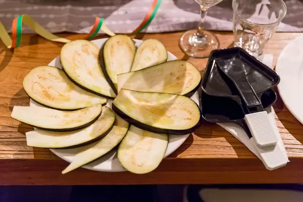 Auberginescheiben als Beilage