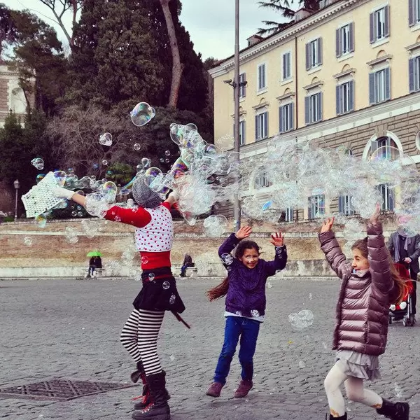 Auch die Kinder haben Spaß in Rom. ??#rom #rome #roma #instapic #picoftheday #fun #seifenblasen #bubbles #kids #kinder #streetart #happy