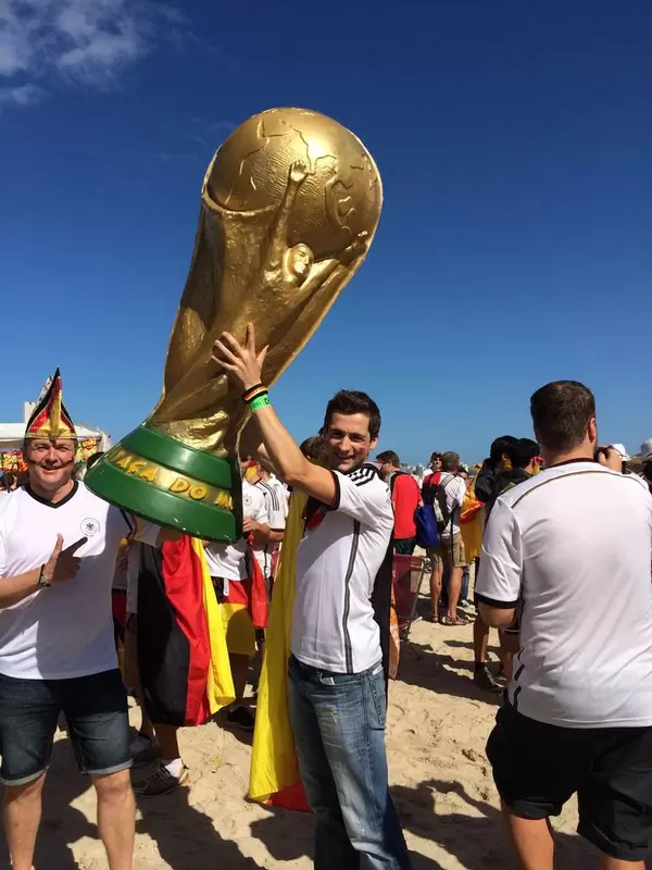 Auch ich war an der Reihe das Pokal in die Höhe zu hieven - Fußball-WM 2014, Brasilien