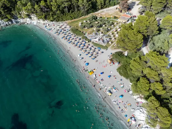 Auf den Spuren von Mamma Mia! Luftbild des Strandes Kastani im Sommer 2021 auf Skopelos