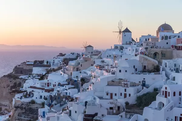 Auf den Terrassen Oias beobachten und fotografieren die Touristen den Sonnenuntergang
