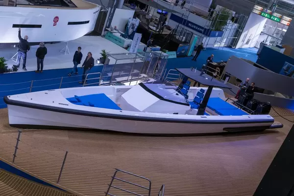 Auf Höchstgeschwindigkeiten ausgelegtes Motorboot von Wally in weiß und blau