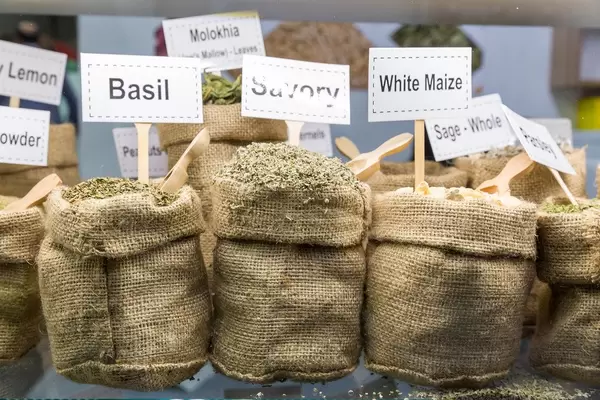 Aufbewahrungssäcke aus Leinen mit Basilikum, Bohnenkraut, weißer Mais
