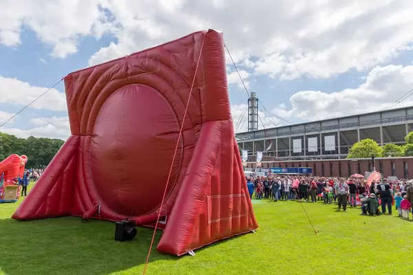 Aufblasbare Dartscheibe von hinten und Fans des 1. FC Köln feiern nach dem Bundesliga-Finalspiel am Müngersdorfer Stadion