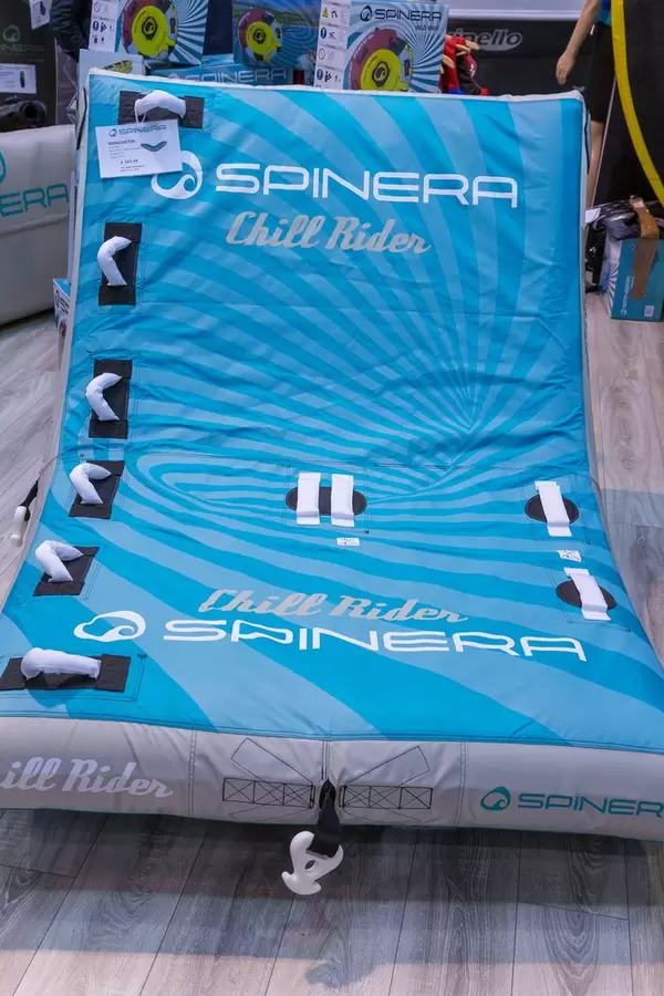 Aufblasbare Fun Tube für Wasserspass, mit Vorrichtung zur Befestigung an Boot