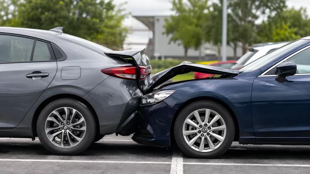 Auffahrunfall zweier Pkw auf einem Parkplatz