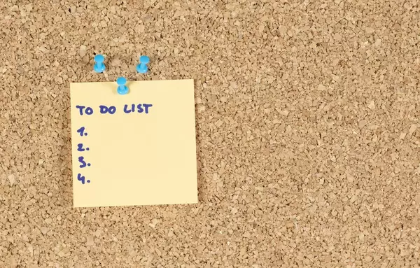 Aufgabenliste auf einer Wandtafel im Büro