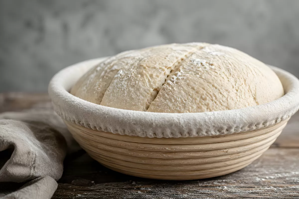 Aufgegangener Brotteig im Gärkorb aus Rattan