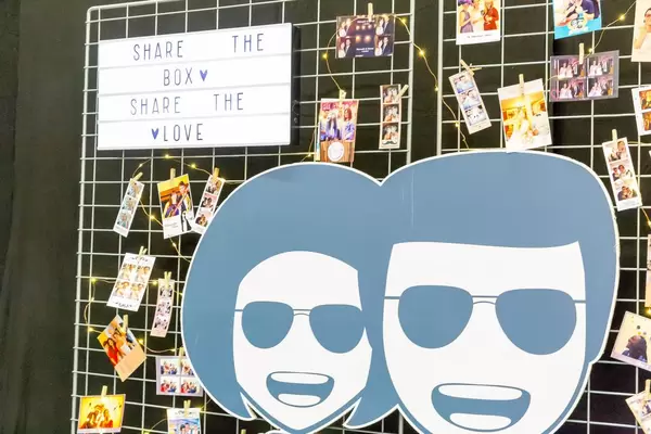 Aufgehängte Fotoautomat-Fotos