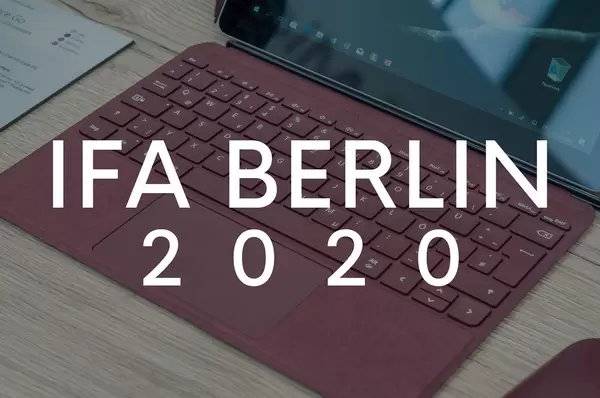 Aufgeklappter Laptop auf einem Holztisch, mit dem Bildtitel "IFA Berlin 2020"