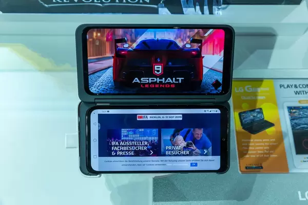 Aufgeklapptes Smartphone: LG G8x ThinQ mit aufklappbarem Display für Dual Screen