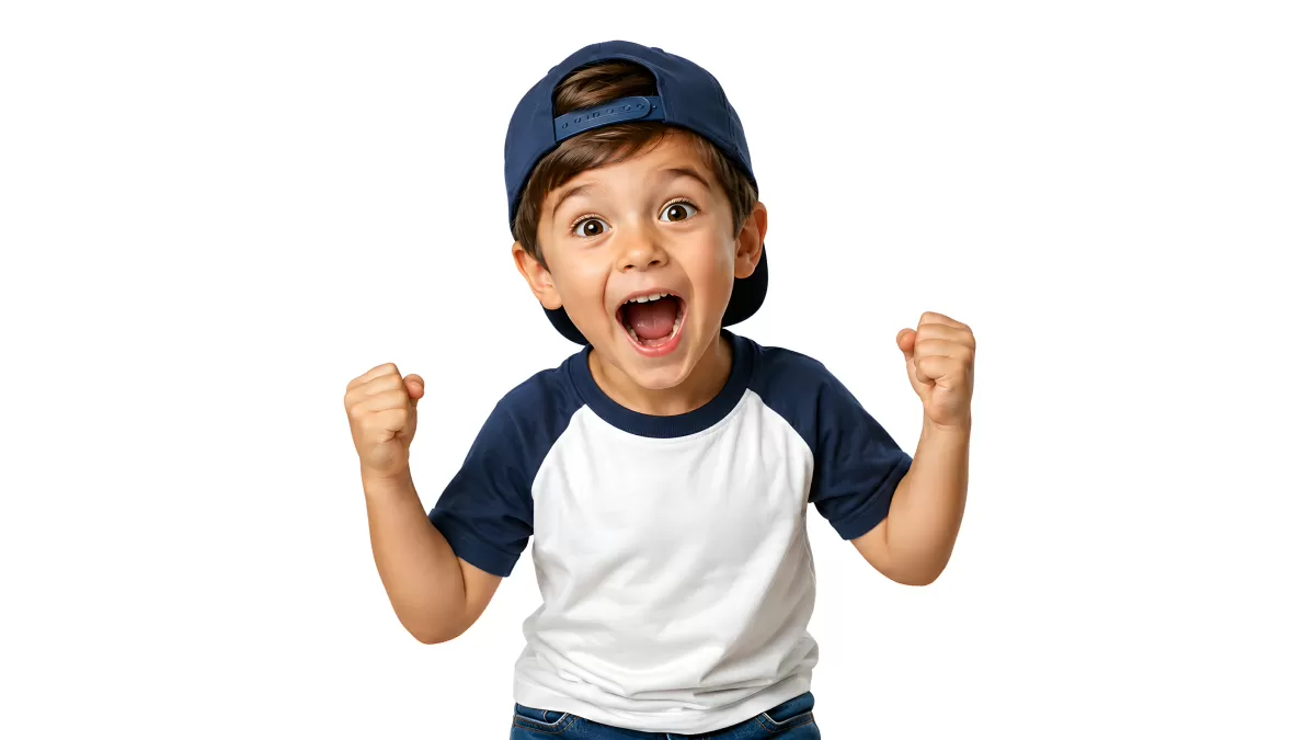 Aufgeregter Junge mit Baseballcap jubelt begeistert
