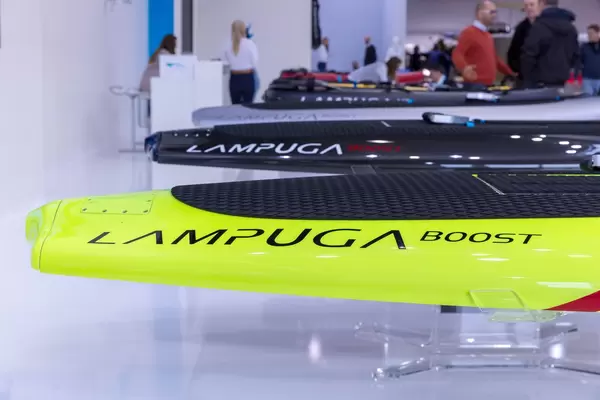 Aufgereihte elektrische Surfbretter mit Anti-Rutsch-Beschichtung und eleganten Lackierungen