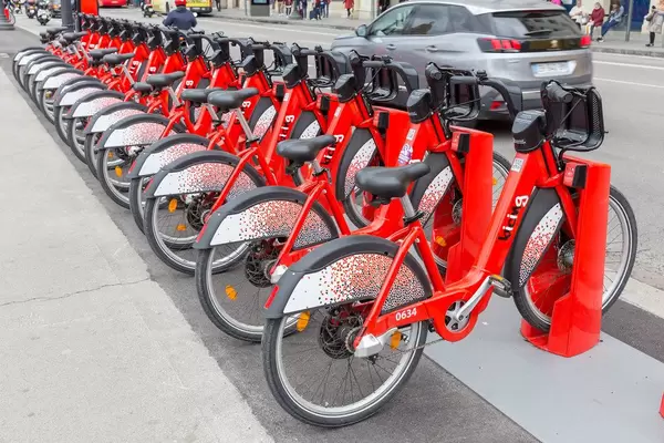 Aufgereihte Fahrräder mit Schutzblech und QR-Code von "bicing", dem größten Radverleih am Placa de Catalunya in Barcelona, Spanien