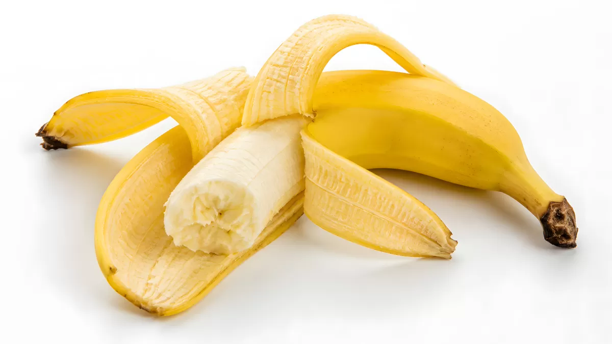 Aufgeschälte Banane mit ganzer Banane auf Weiß