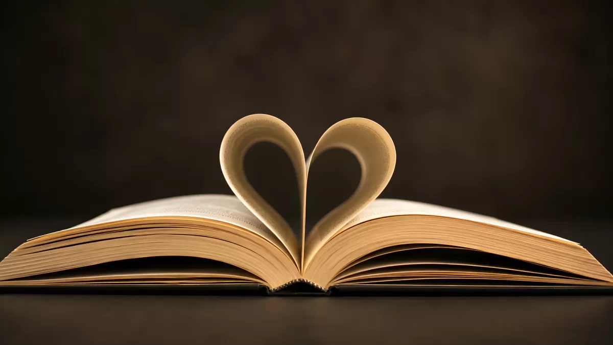 Aufgeschlagenes Buch mit Herzform aus Seiten