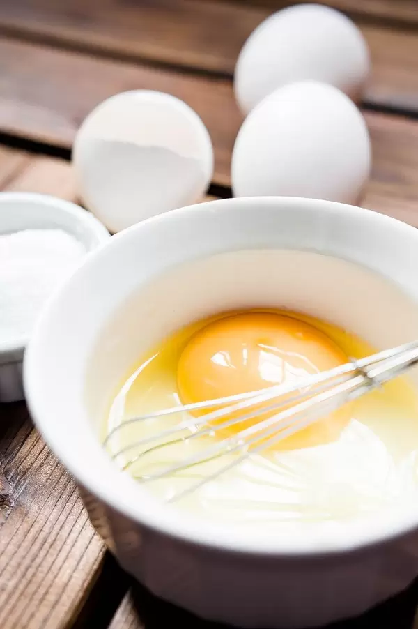 Aufgeschlagenes Eigelb in Schüssel