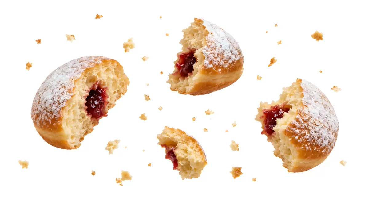 Aufgeschnittene Berliner mit Erdbeermarmelade schweben