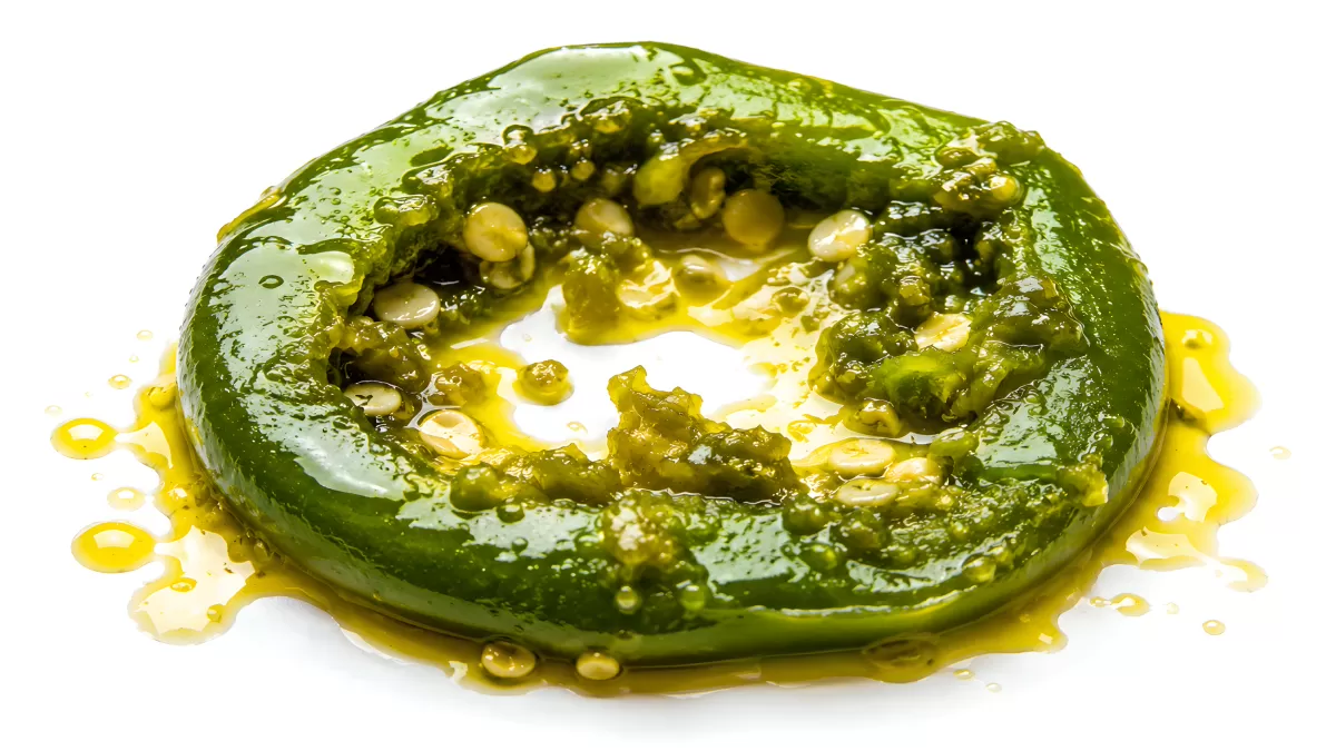 Aufgeschnittene grüne Jalapeño mit Kernen und Saft