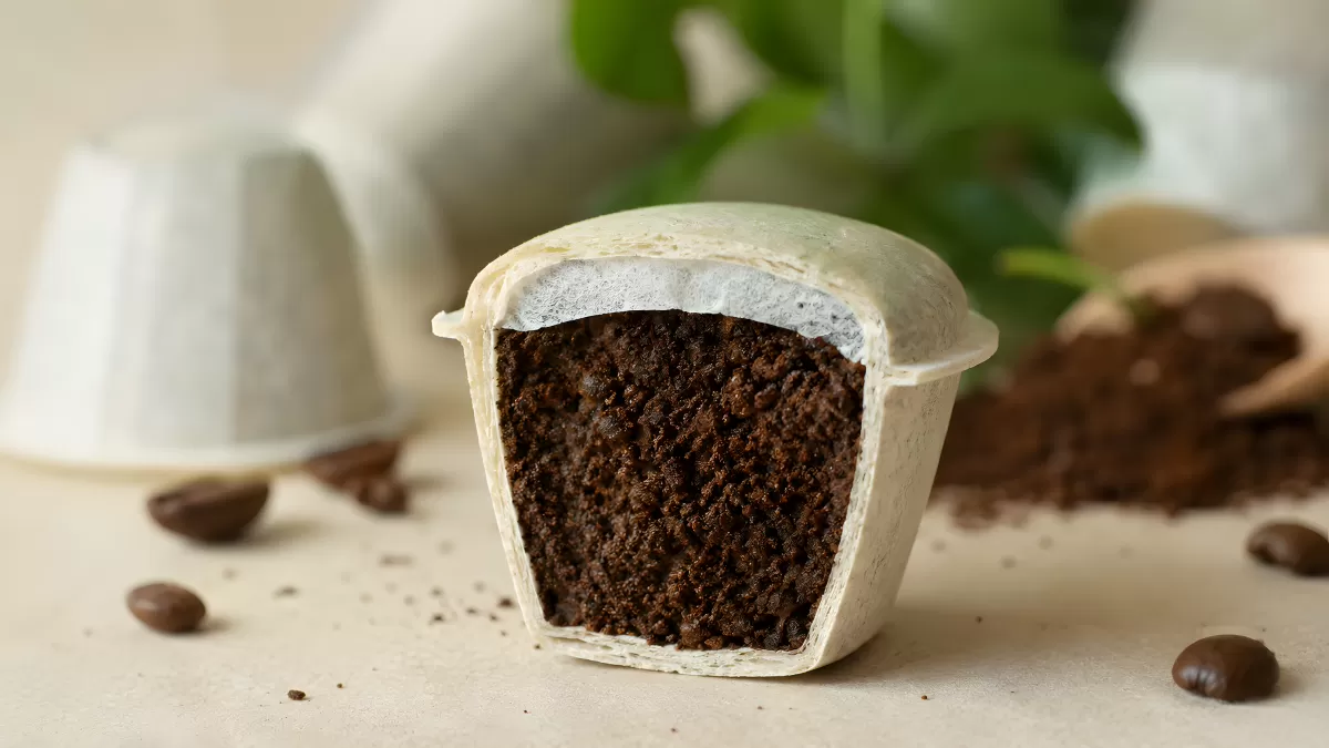 Aufgeschnittene Kaffeekapsel mit gemahlenem Kaffee