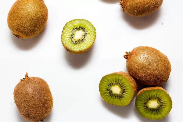 Aufgeschnittene Kiwis vor weißem Hintergrund