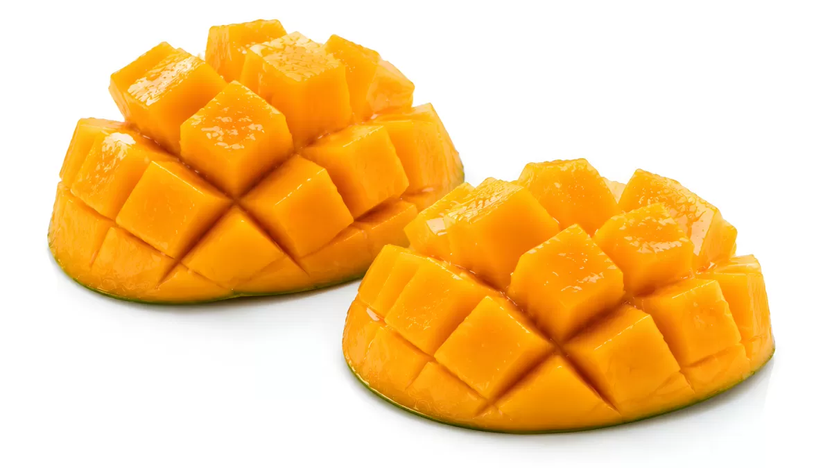 Aufgeschnittene Mango in Würfel geschnitten von oben