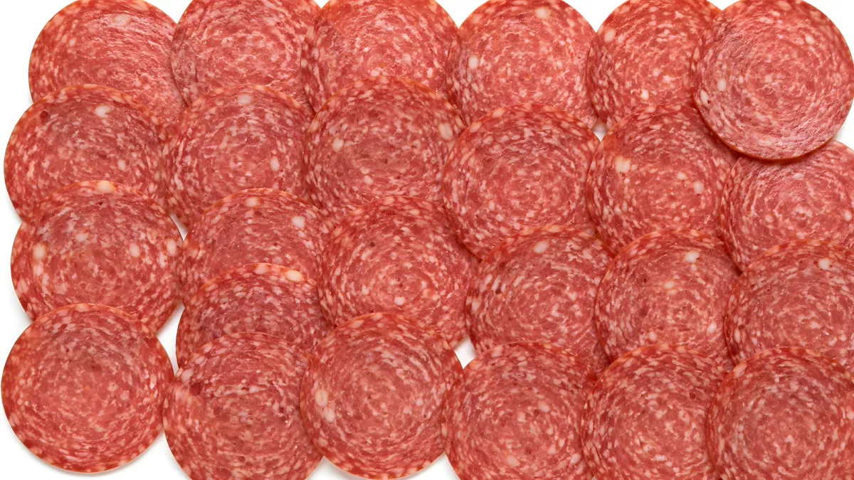 Aufgeschnittene Salami-Scheiben von oben fotografiert