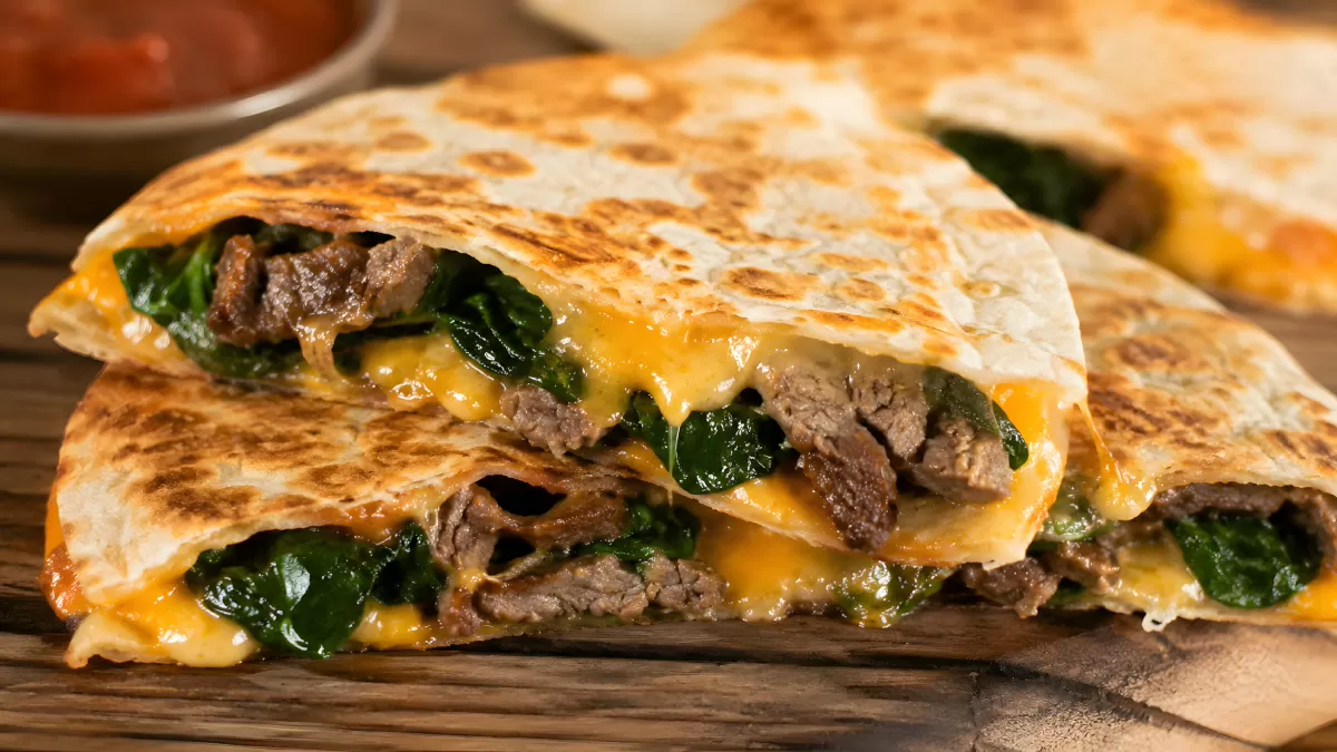 Aufgeschnittene Steak-Quesadilla mit Spinat und Käse