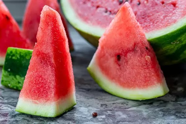 Aufgeschnittene Wassermelone in Stücke geschnittenen, auf einem Marmortisch