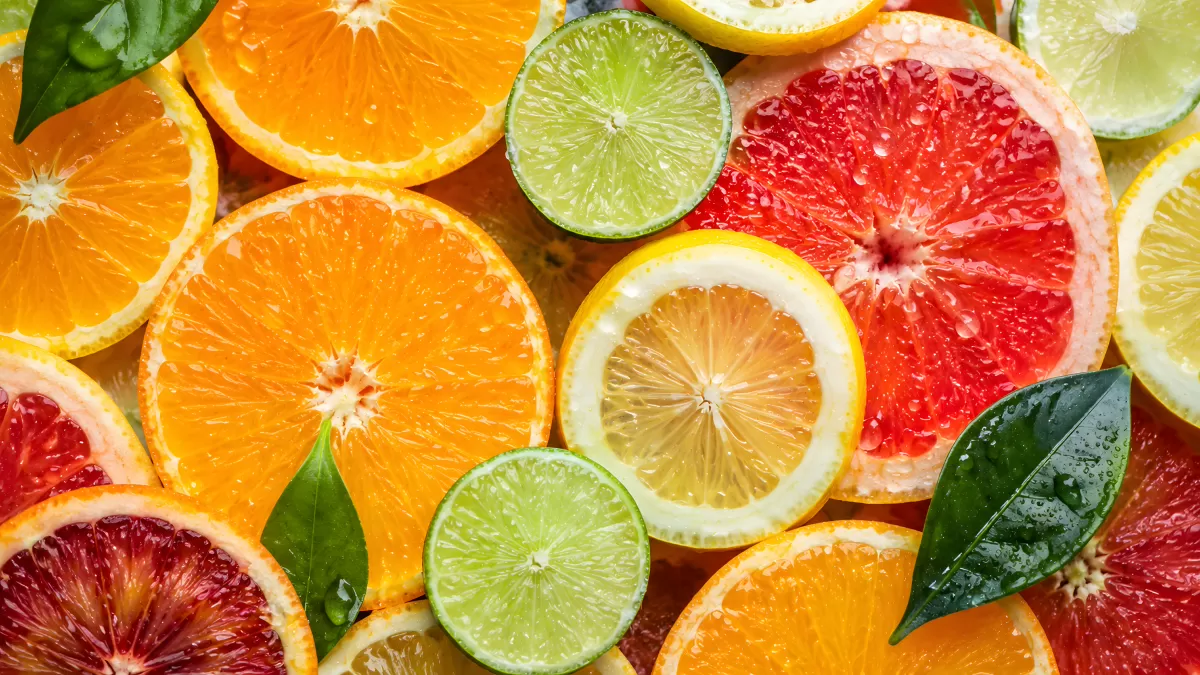 Aufgeschnittene Zitrusfrüchte in leuchtenden Farben