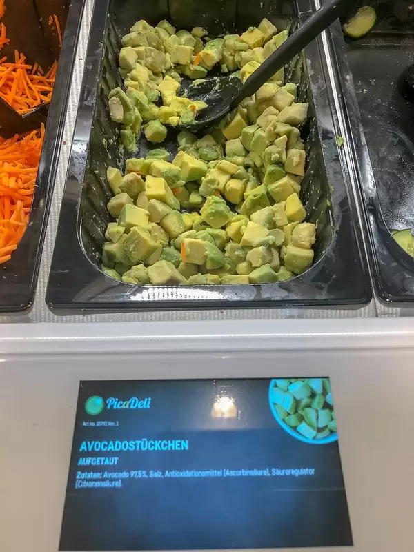 Aufgetaute Avocadostückchen als gesunde Salatbeigabe an der Picadeli Salatbar