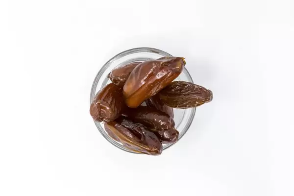 Auficht von Datteln in einer Schale auf weißem Hintergrund