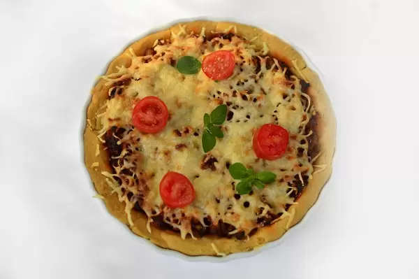 Auflauf mit Käse überbacken mit Basilikum und Kirschtomaten