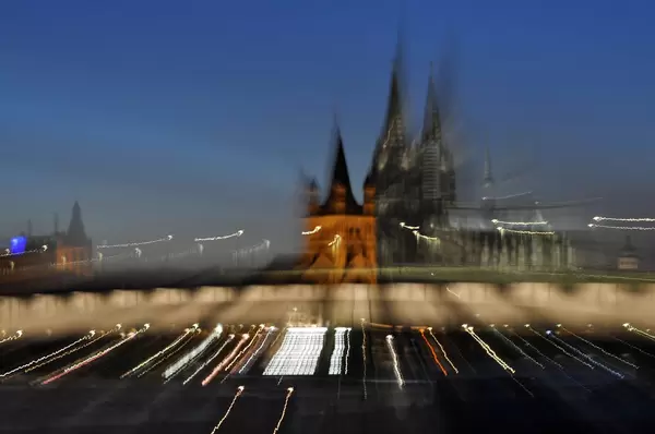 Aufnahme vom Kölner Dom mit Zoom-In-Effekt
