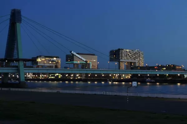 Aufnahme von Kölns Kranhäusern bei Nacht