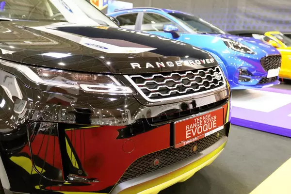 Aufnahme von vorne vom Kompakt-SUV Range Rover Evoque