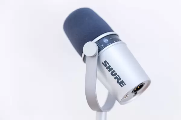 Aufnahmegerät von Shure: MV 7 Silver Mikrofon mit USB-Technik und integriertem Touchpanel, in der Seitenansicht
