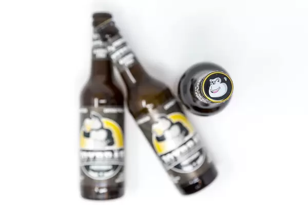 Aufsicht auf drei Flaschen Joy Bräu - Fokus auf dem Deckel liegend