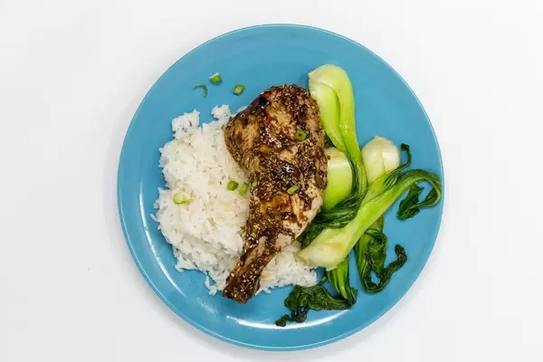 Aufsicht - Hello Fresh - Glasierte Hoisin-Hähnchenkeulen mit Pak Choi und Ingwerreis