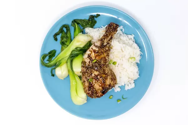 Aufsicht - Hello Fresh Rezept - Glasierte Hoisin-Hähnchenkeulen mit Pak Choi und Ingwerreis