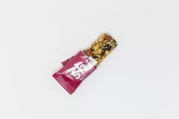 Aufsicht Share Foods - Bio Nussriegel mit Kirsche und Mandel auf weißem Hintergrund