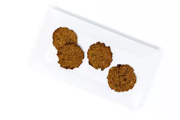 Aufsicht - Superfood Bakery - Glow Makers Cookies auf weißem Teller