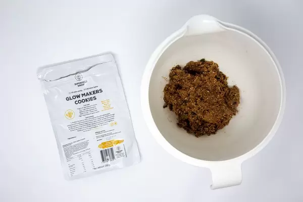 Aufsicht - Superfood Bakery - Glow Makers Cookies Glutenfreie Bio Vegan Keksbackmischung in Mixschüssel