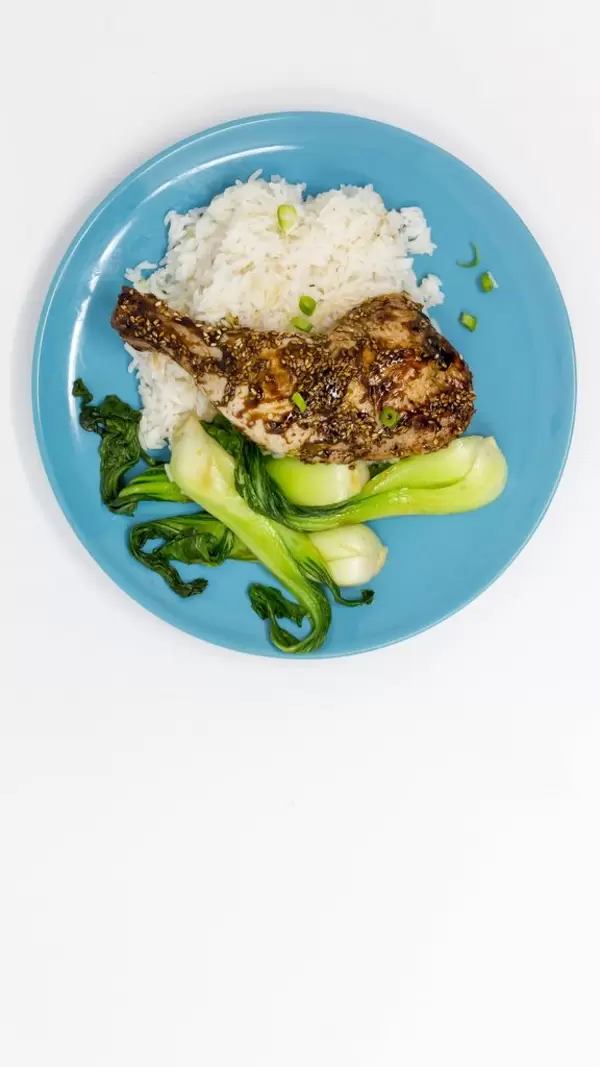 Aufsicht versetzt- Hello Fresh - Glasierte Hoisin-Hähnchenkeulen mit Pak Choi und Ingwerreis