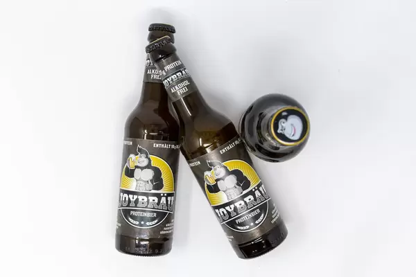 Aufsicht von drei Flaschen Joy Bräu - Proteinbier