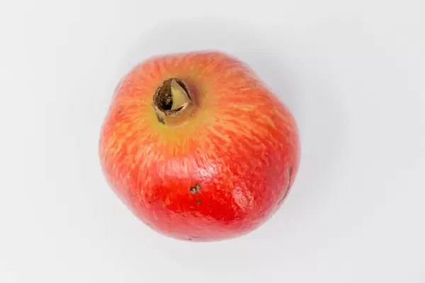 Aufsicht von Granatapfel auf weißem Hintergrund