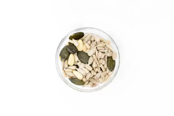 Aufsicht von  kerniger Mischung -onneblumen, Pinien und Kürbiskerne in Glasschälchen