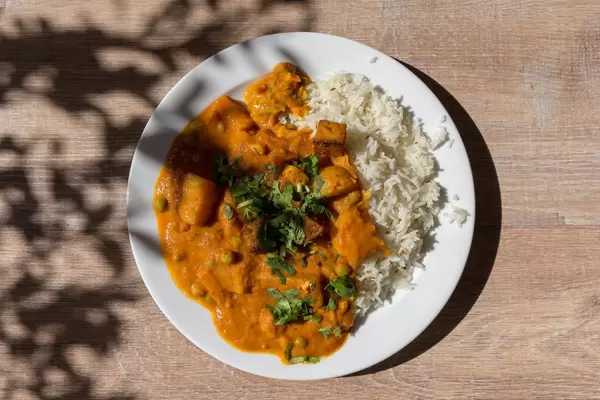 Aufsicht von Tikki Masala Chicken mit Reis